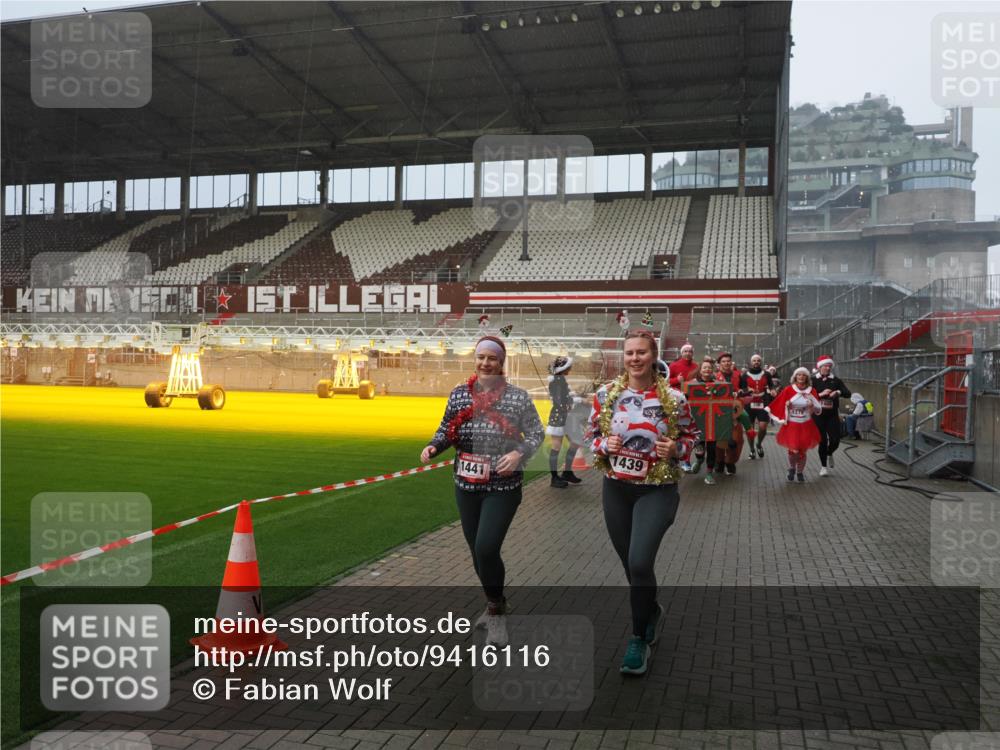 07.12.2025 - St. Pauli X-Mass-Run No. 15 Fabian Wolf http://msf.ph/oto/9416116 07.12.2025 11:07:51 Ziel 271, 273, 286, 293, 332, 377, 389, 397, 623, 774, 1107, 1123, 1129, 1378, 1381, 1382, 1383, 1439, 1441, 1460, 1509, 1812, 1910, 2693 meine-sportfotos.de