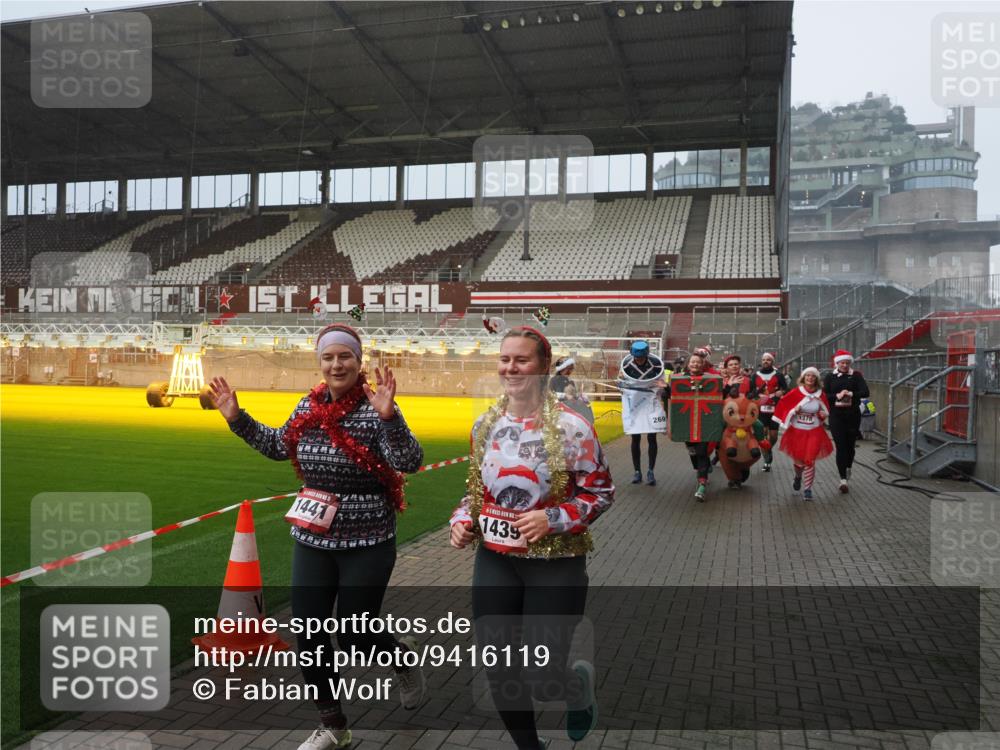 07.12.2025 - St. Pauli X-Mass-Run No. 15 Fabian Wolf http://msf.ph/oto/9416119 07.12.2025 11:07:52 Ziel 271, 273, 286, 293, 332, 389, 397, 772, 774, 1107, 1123, 1129, 1378, 1381, 1382, 1383, 1439, 1441, 1460, 1812, 2693 meine-sportfotos.de