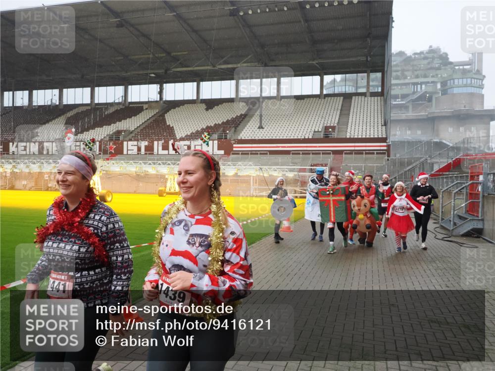 07.12.2025 - St. Pauli X-Mass-Run No. 15 Fabian Wolf http://msf.ph/oto/9416121 07.12.2025 11:07:52 Ziel 271, 273, 286, 293, 332, 389, 397, 772, 774, 1107, 1123, 1129, 1378, 1381, 1382, 1383, 1439, 1441, 1460, 1812, 2693 meine-sportfotos.de