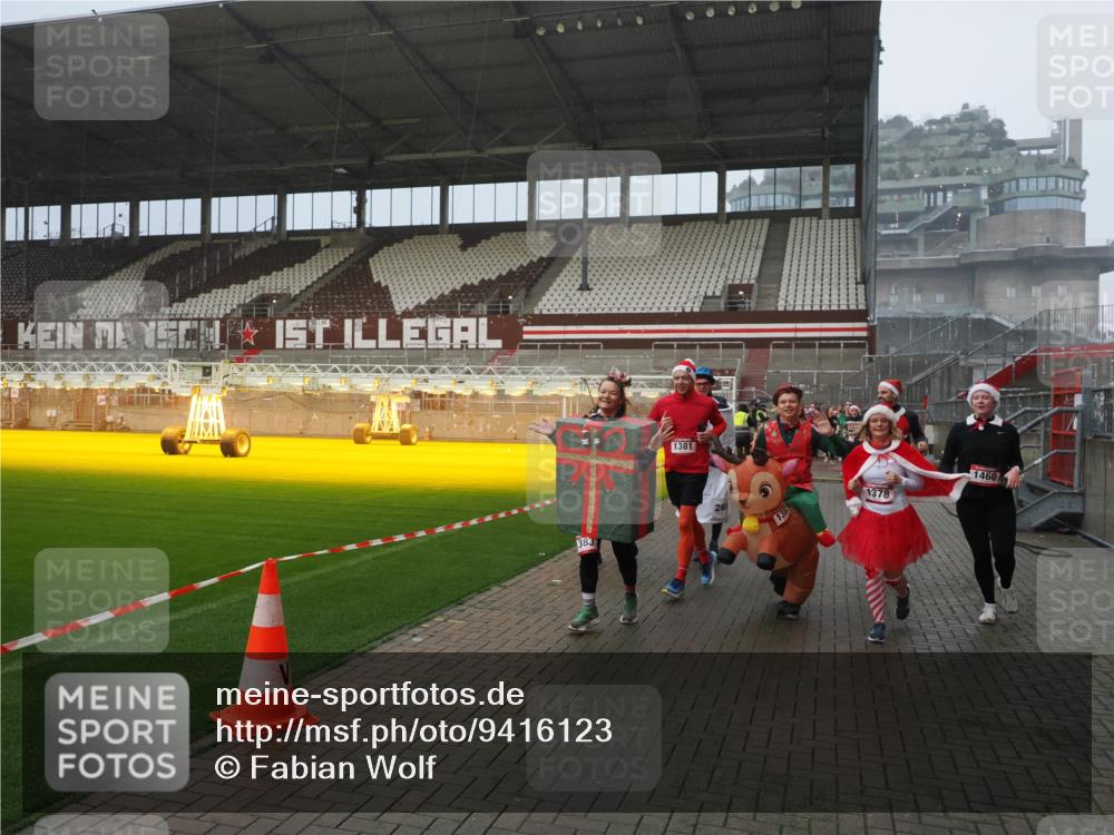 07.12.2025 - St. Pauli X-Mass-Run No. 15 Fabian Wolf http://msf.ph/oto/9416123 07.12.2025 11:07:54 Ziel 271, 273, 286, 293, 389, 397, 653, 772, 774, 1107, 1123, 1129, 1342, 1378, 1381, 1382, 1383, 1439, 1441, 1460, 1520, 1525, 1812, 2693 meine-sportfotos.de