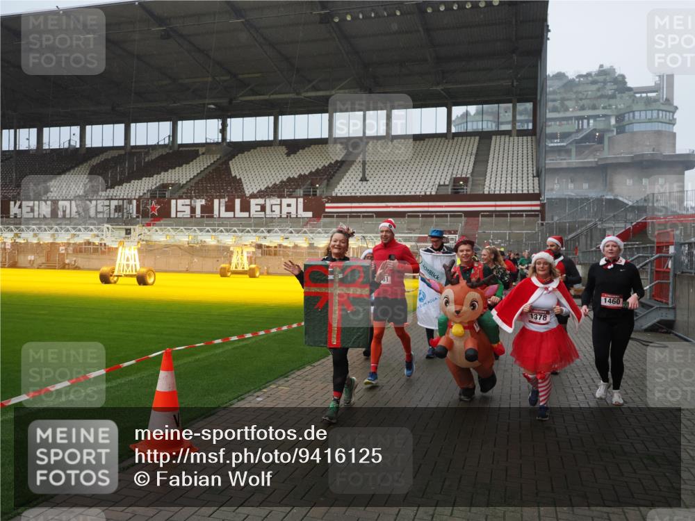 07.12.2025 - St. Pauli X-Mass-Run No. 15 Fabian Wolf http://msf.ph/oto/9416125 07.12.2025 11:07:54 Ziel 271, 273, 286, 293, 389, 397, 653, 772, 774, 1107, 1123, 1129, 1342, 1378, 1381, 1382, 1383, 1439, 1441, 1460, 1520, 1525, 1812, 2693 meine-sportfotos.de