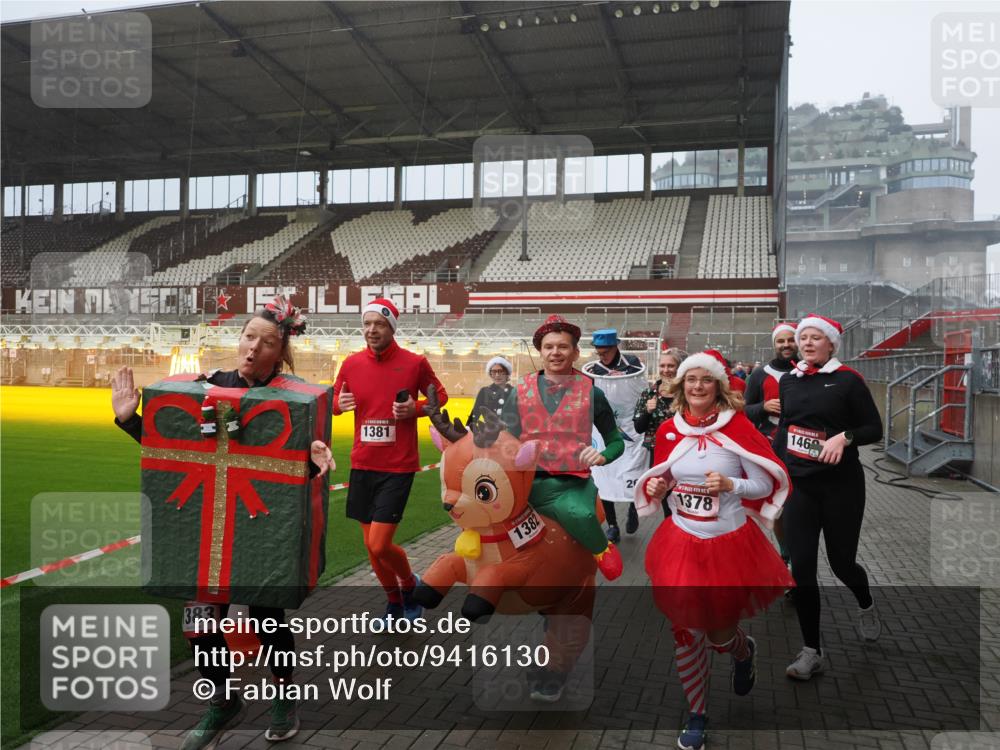 07.12.2025 - St. Pauli X-Mass-Run No. 15 Fabian Wolf http://msf.ph/oto/9416130 07.12.2025 11:07:55 Ziel 271, 273, 286, 293, 389, 397, 653, 772, 774, 1107, 1123, 1129, 1230, 1342, 1355, 1378, 1381, 1382, 1383, 1439, 1441, 1460, 1520, 1525, 1812, 4815 meine-sportfotos.de