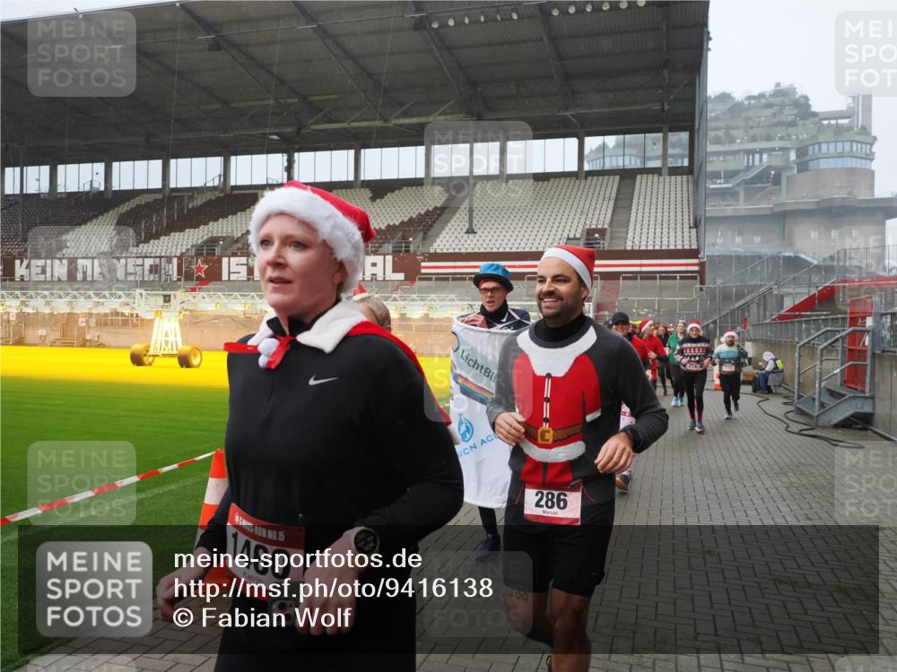 07.12.2025 - St. Pauli X-Mass-Run No. 15 Fabian Wolf http://msf.ph/oto/9416138 07.12.2025 11:07:57 Ziel 271, 273, 286, 293, 389, 397, 653, 772, 774, 1107, 1123, 1129, 1226, 1230, 1249, 1342, 1355, 1378, 1381, 1382, 1383, 1439, 1441, 1460, 1520, 1525, 1809, 1810, 1812, 4798, 4815 meine-sportfotos.de