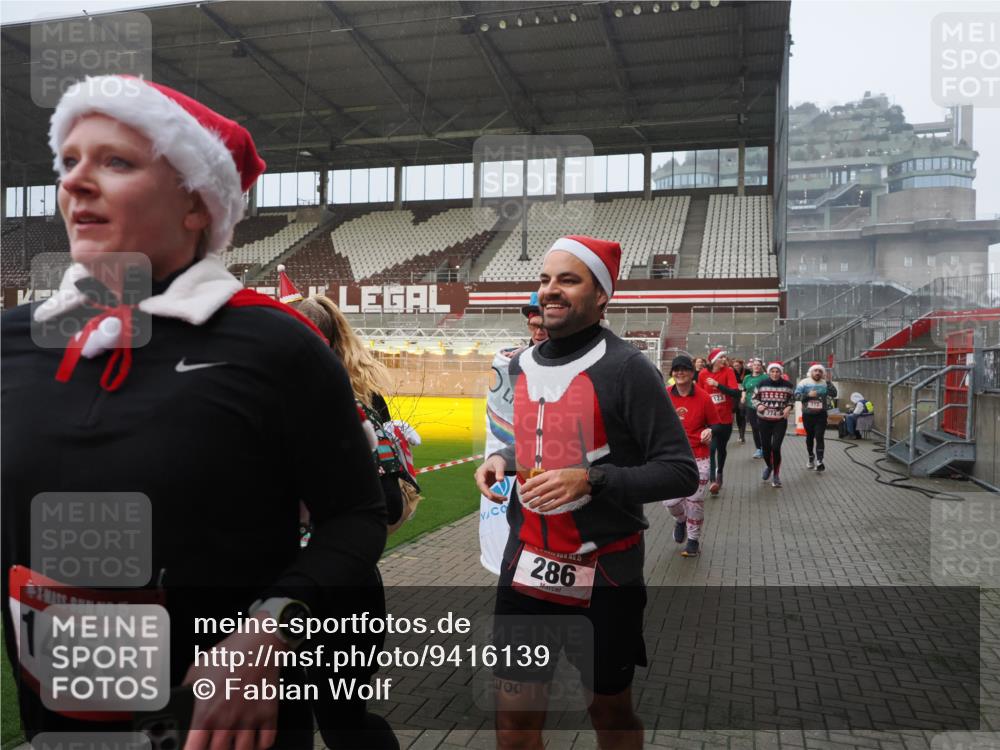 07.12.2025 - St. Pauli X-Mass-Run No. 15 Fabian Wolf http://msf.ph/oto/9416139 07.12.2025 11:07:57 Ziel 271, 273, 286, 293, 389, 397, 653, 772, 774, 1107, 1123, 1129, 1226, 1230, 1249, 1342, 1355, 1378, 1381, 1382, 1383, 1439, 1441, 1460, 1520, 1525, 1809, 1810, 1812, 4798, 4815 meine-sportfotos.de