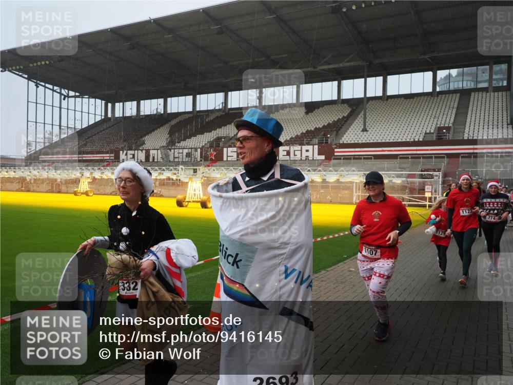 07.12.2025 - St. Pauli X-Mass-Run No. 15 Fabian Wolf http://msf.ph/oto/9416145 07.12.2025 11:07:58 Ziel 271, 273, 286, 293, 389, 397, 653, 772, 774, 1107, 1123, 1129, 1226, 1230, 1249, 1342, 1355, 1378, 1381, 1382, 1383, 1439, 1441, 1460, 1520, 1525, 1809, 1810, 1812, 4798, 4815 meine-sportfotos.de