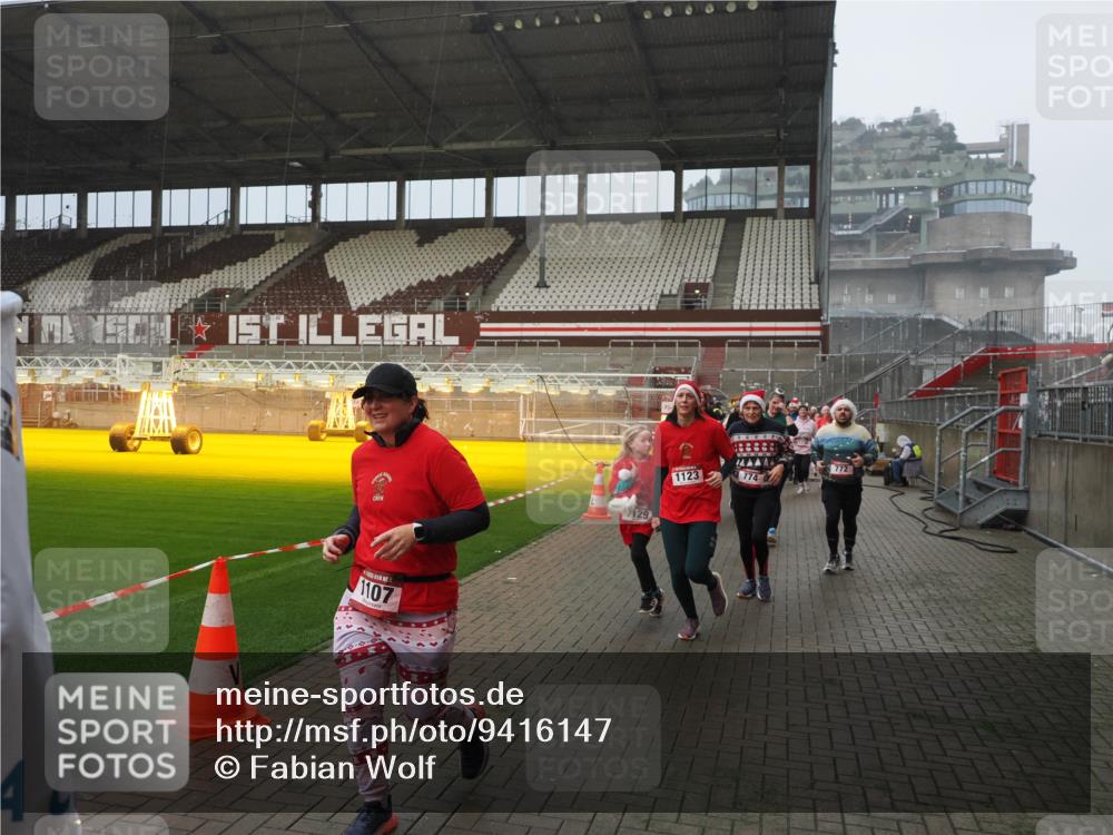 07.12.2025 - St. Pauli X-Mass-Run No. 15 Fabian Wolf http://msf.ph/oto/9416147 07.12.2025 11:07:59 Ziel 271, 273, 286, 293, 629, 635, 653, 772, 774, 1107, 1123, 1129, 1226, 1230, 1249, 1342, 1355, 1378, 1381, 1382, 1383, 1439, 1441, 1460, 1520, 1525, 1809, 1810, 1812, 4798, 4815 meine-sportfotos.de