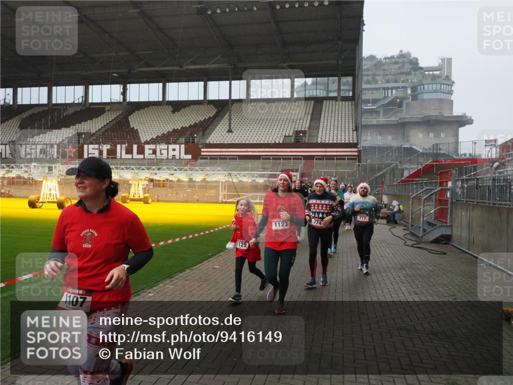 07.12.2025 - St. Pauli X-Mass-Run No. 15 Fabian Wolf http://msf.ph/oto/9416149 07.12.2025 11:07:59 Ziel 271, 273, 286, 293, 629, 635, 653, 772, 774, 1107, 1123, 1129, 1226, 1230, 1249, 1342, 1355, 1378, 1381, 1382, 1383, 1439, 1441, 1460, 1520, 1525, 1809, 1810, 1812, 4798, 4815 meine-sportfotos.de