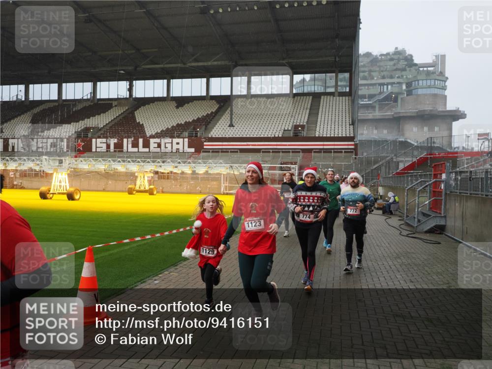 07.12.2025 - St. Pauli X-Mass-Run No. 15 Fabian Wolf http://msf.ph/oto/9416151 07.12.2025 11:07:59 Ziel 271, 273, 286, 293, 629, 635, 653, 772, 774, 1107, 1123, 1129, 1226, 1230, 1249, 1342, 1355, 1378, 1381, 1382, 1383, 1439, 1441, 1460, 1520, 1525, 1809, 1810, 1812, 4798, 4815 meine-sportfotos.de