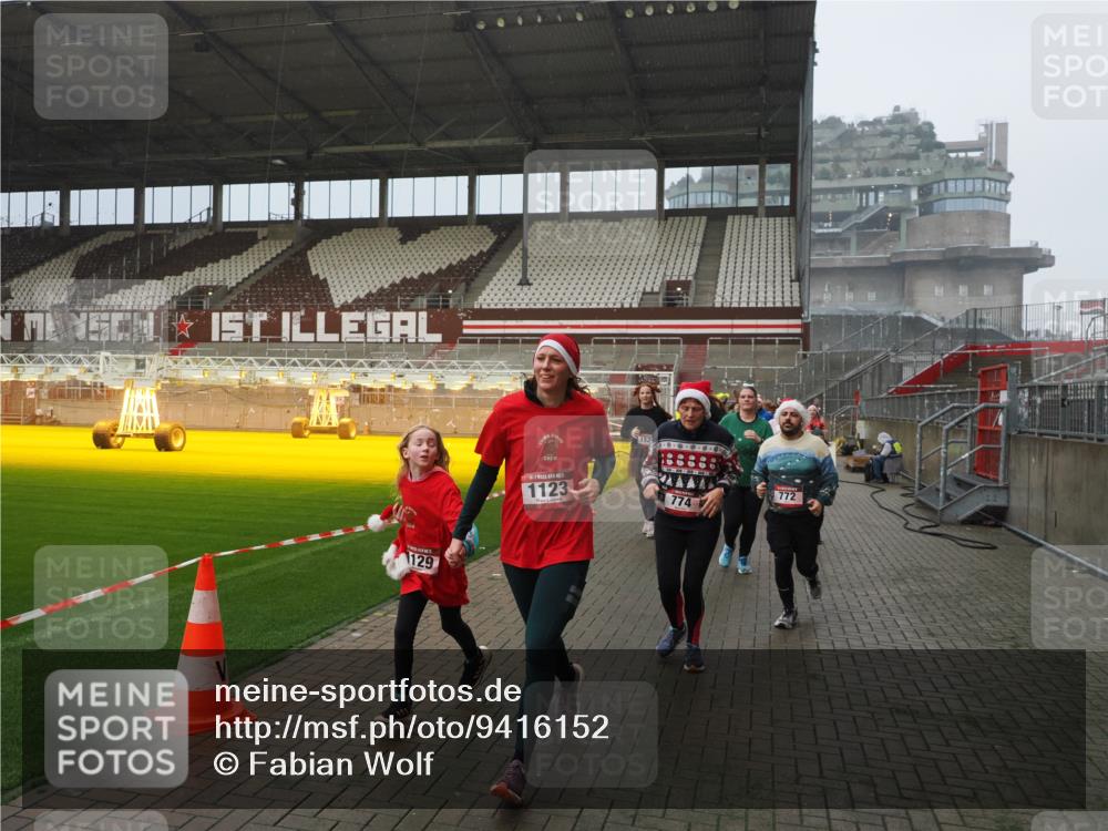 07.12.2025 - St. Pauli X-Mass-Run No. 15 Fabian Wolf http://msf.ph/oto/9416152 07.12.2025 11:08:00 Ziel 271, 273, 286, 293, 629, 635, 653, 772, 774, 1107, 1123, 1129, 1226, 1230, 1249, 1342, 1355, 1378, 1381, 1382, 1383, 1439, 1441, 1460, 1520, 1525, 1809, 1810, 1812, 4798, 4815 meine-sportfotos.de