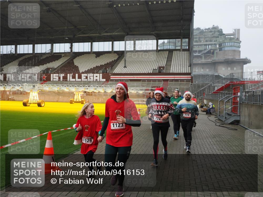 07.12.2025 - St. Pauli X-Mass-Run No. 15 Fabian Wolf http://msf.ph/oto/9416153 07.12.2025 11:08:00 Ziel 271, 273, 286, 293, 629, 635, 653, 772, 774, 1107, 1123, 1129, 1226, 1230, 1249, 1342, 1355, 1378, 1381, 1382, 1383, 1439, 1441, 1460, 1520, 1525, 1809, 1810, 1812, 4798, 4815 meine-sportfotos.de