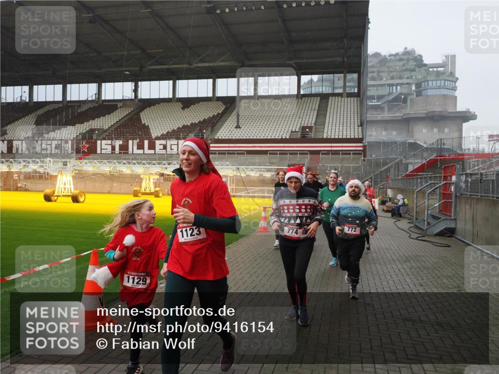 07.12.2025 - St. Pauli X-Mass-Run No. 15 Fabian Wolf http://msf.ph/oto/9416154 07.12.2025 11:08:00 Ziel 271, 273, 286, 293, 629, 635, 653, 772, 774, 1107, 1123, 1129, 1226, 1230, 1249, 1342, 1355, 1378, 1381, 1382, 1383, 1439, 1441, 1460, 1520, 1525, 1809, 1810, 1812, 4798, 4815 meine-sportfotos.de