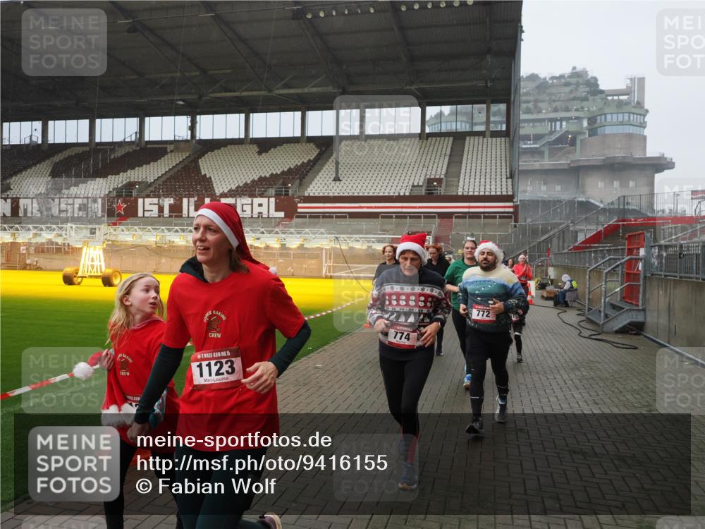 07.12.2025 - St. Pauli X-Mass-Run No. 15 Fabian Wolf http://msf.ph/oto/9416155 07.12.2025 11:08:00 Ziel 271, 273, 286, 293, 629, 635, 653, 772, 774, 1107, 1123, 1129, 1226, 1230, 1249, 1342, 1355, 1378, 1381, 1382, 1383, 1439, 1441, 1460, 1520, 1525, 1809, 1810, 1812, 4798, 4815 meine-sportfotos.de