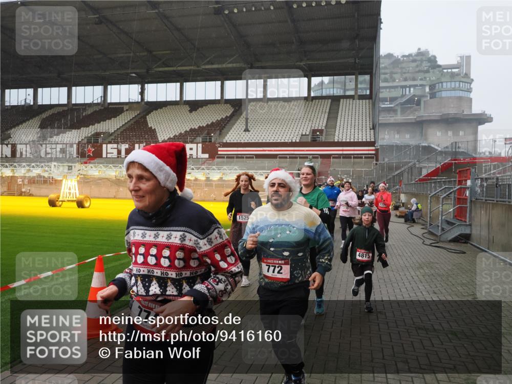 07.12.2025 - St. Pauli X-Mass-Run No. 15 Fabian Wolf http://msf.ph/oto/9416160 07.12.2025 11:08:01 Ziel 271, 286, 293, 629, 635, 653, 772, 774, 1107, 1123, 1129, 1226, 1230, 1249, 1342, 1355, 1378, 1381, 1382, 1383, 1439, 1441, 1460, 1520, 1525, 1809, 1810, 1812, 4798, 4815 meine-sportfotos.de