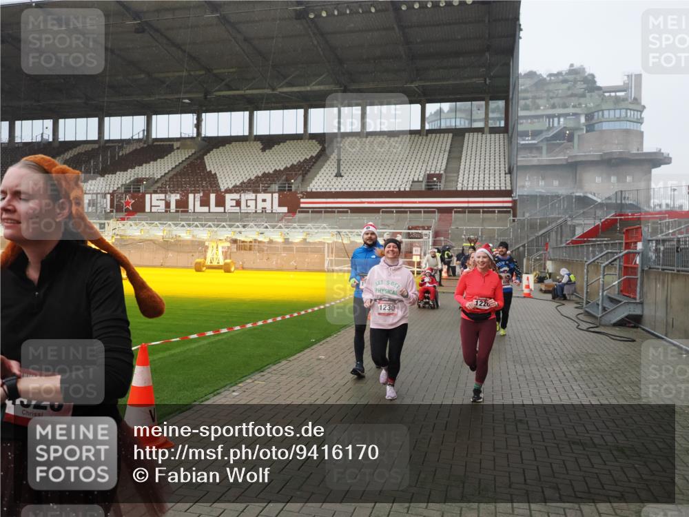 07.12.2025 - St. Pauli X-Mass-Run No. 15 Fabian Wolf http://msf.ph/oto/9416170 07.12.2025 11:08:03 Ziel 286, 293, 629, 635, 653, 772, 774, 1107, 1123, 1129, 1226, 1230, 1249, 1342, 1355, 1378, 1381, 1382, 1383, 1460, 1520, 1525, 1596, 1809, 1810, 4798, 4815 meine-sportfotos.de
