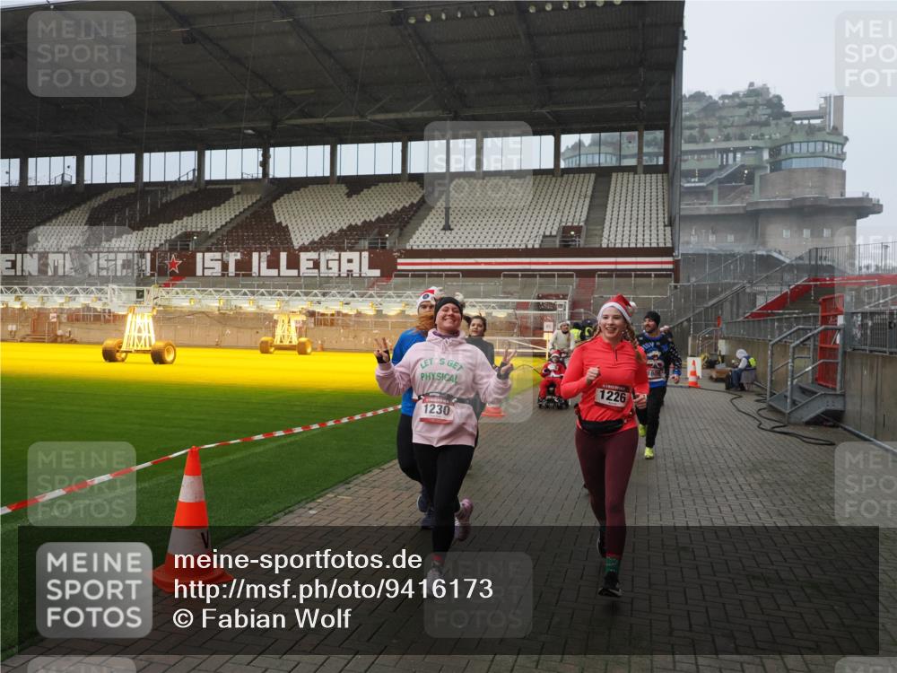 07.12.2025 - St. Pauli X-Mass-Run No. 15 Fabian Wolf http://msf.ph/oto/9416173 07.12.2025 11:08:04 Ziel 286, 293, 629, 635, 653, 772, 774, 1107, 1123, 1129, 1226, 1230, 1249, 1342, 1355, 1378, 1381, 1382, 1383, 1460, 1520, 1525, 1596, 1809, 1810, 4798, 4815 meine-sportfotos.de