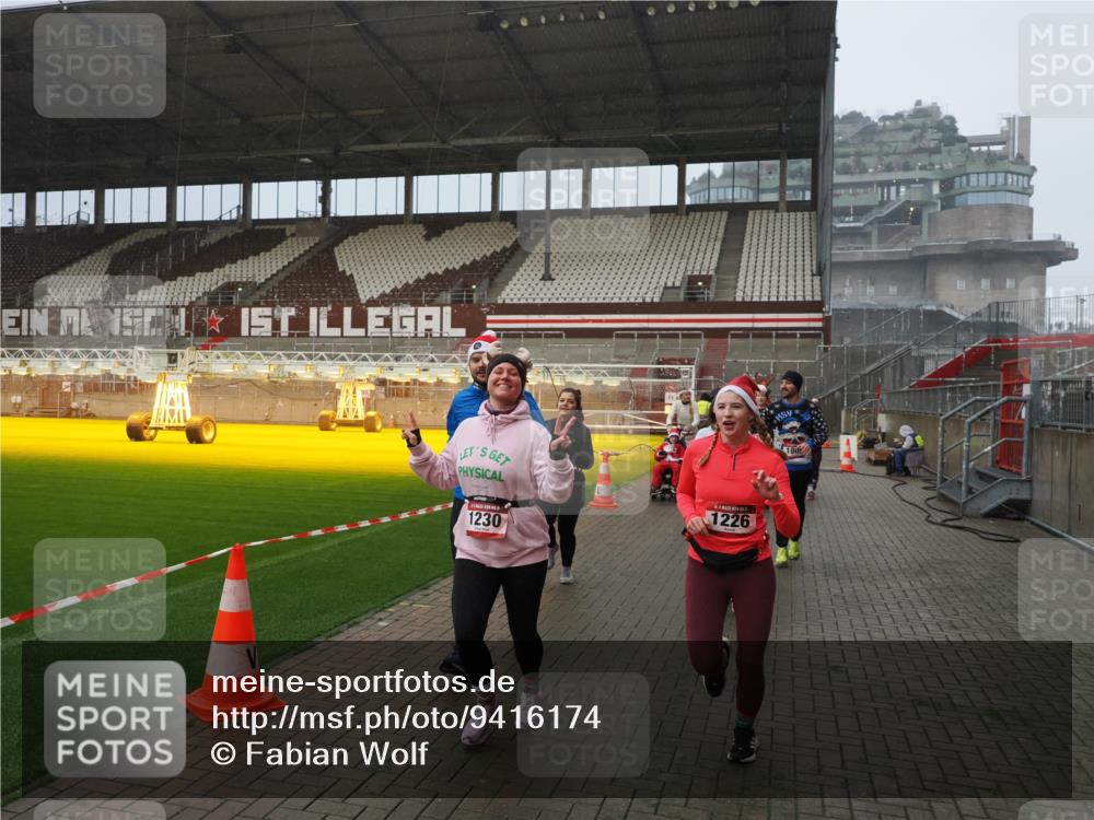 07.12.2025 - St. Pauli X-Mass-Run No. 15 Fabian Wolf http://msf.ph/oto/9416174 07.12.2025 11:08:04 Ziel 286, 293, 629, 635, 653, 772, 774, 1107, 1123, 1129, 1226, 1230, 1249, 1342, 1355, 1378, 1381, 1382, 1383, 1460, 1520, 1525, 1596, 1809, 1810, 4798, 4815 meine-sportfotos.de