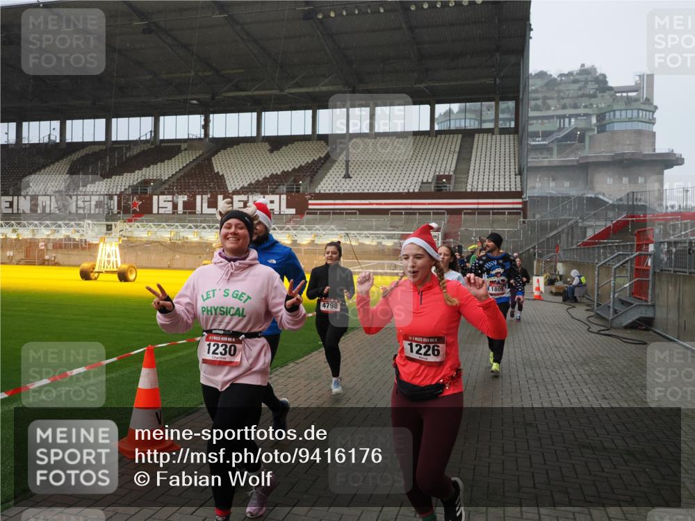 07.12.2025 - St. Pauli X-Mass-Run No. 15 Fabian Wolf http://msf.ph/oto/9416176 07.12.2025 11:08:04 Ziel 286, 293, 629, 635, 653, 772, 774, 1107, 1123, 1129, 1226, 1230, 1249, 1342, 1355, 1378, 1381, 1382, 1383, 1460, 1520, 1525, 1596, 1809, 1810, 4798, 4815 meine-sportfotos.de