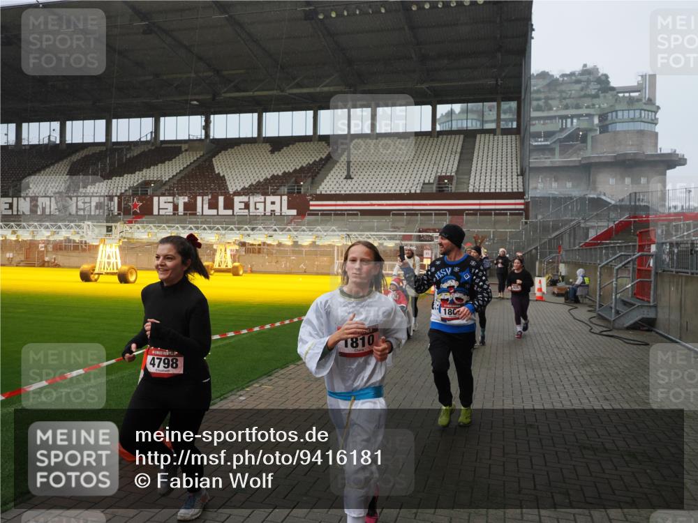 07.12.2025 - St. Pauli X-Mass-Run No. 15 Fabian Wolf http://msf.ph/oto/9416181 07.12.2025 11:08:05 Ziel 286, 293, 629, 635, 653, 772, 774, 1107, 1123, 1129, 1226, 1230, 1249, 1342, 1355, 1378, 1381, 1382, 1383, 1460, 1520, 1525, 1596, 1809, 1810, 4798, 4815 meine-sportfotos.de