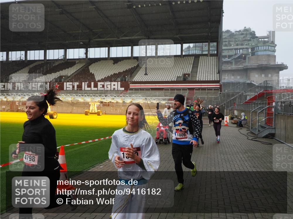 07.12.2025 - St. Pauli X-Mass-Run No. 15 Fabian Wolf http://msf.ph/oto/9416182 07.12.2025 11:08:06 Ziel 286, 293, 629, 635, 653, 772, 774, 1107, 1123, 1129, 1226, 1230, 1249, 1342, 1355, 1381, 1460, 1520, 1525, 1596, 1809, 1810, 4798, 4815 meine-sportfotos.de