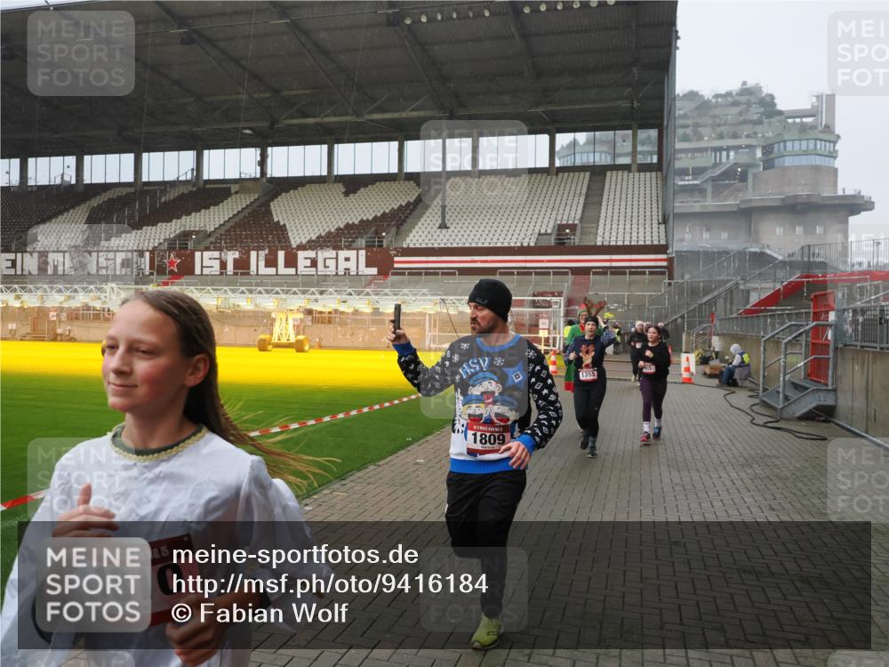 07.12.2025 - St. Pauli X-Mass-Run No. 15 Fabian Wolf http://msf.ph/oto/9416184 07.12.2025 11:08:06 Ziel 286, 293, 629, 635, 653, 772, 774, 1107, 1123, 1129, 1226, 1230, 1249, 1342, 1355, 1381, 1460, 1520, 1525, 1596, 1809, 1810, 4798, 4815 meine-sportfotos.de