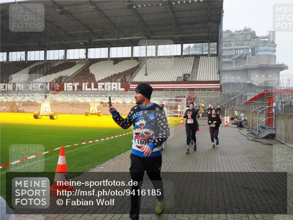 07.12.2025 - St. Pauli X-Mass-Run No. 15 Fabian Wolf http://msf.ph/oto/9416185 07.12.2025 11:08:06 Ziel 286, 293, 629, 635, 653, 772, 774, 1107, 1123, 1129, 1226, 1230, 1249, 1342, 1355, 1381, 1460, 1520, 1525, 1596, 1809, 1810, 4798, 4815 meine-sportfotos.de
