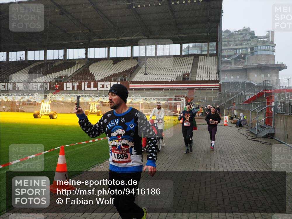 07.12.2025 - St. Pauli X-Mass-Run No. 15 Fabian Wolf http://msf.ph/oto/9416186 07.12.2025 11:08:06 Ziel 286, 293, 629, 635, 653, 772, 774, 1107, 1123, 1129, 1226, 1230, 1249, 1342, 1355, 1381, 1460, 1520, 1525, 1596, 1809, 1810, 4798, 4815 meine-sportfotos.de