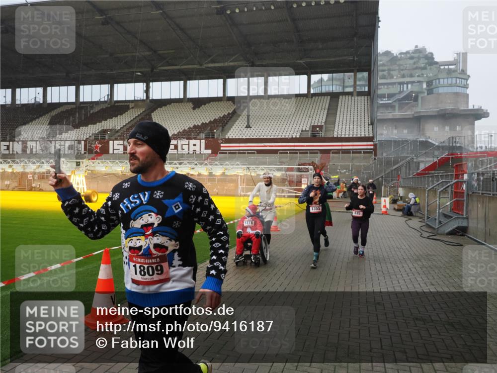 07.12.2025 - St. Pauli X-Mass-Run No. 15 Fabian Wolf http://msf.ph/oto/9416187 07.12.2025 11:08:07 Ziel 629, 635, 653, 772, 774, 1107, 1123, 1129, 1226, 1230, 1249, 1342, 1355, 1520, 1525, 1559, 1596, 1809, 1810, 4798, 4815 meine-sportfotos.de