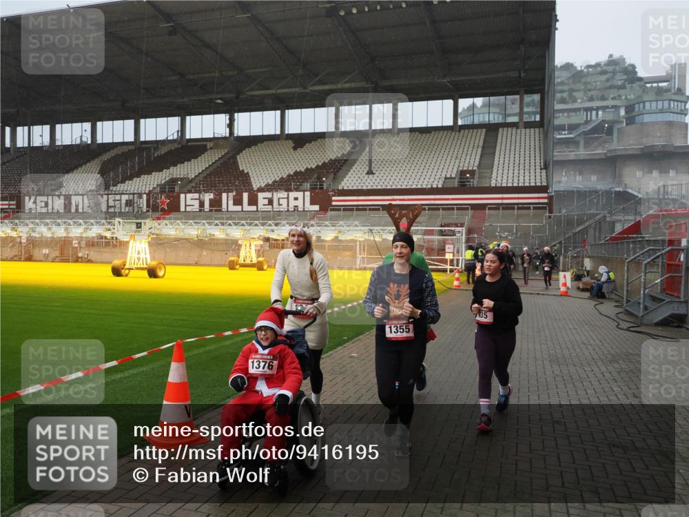 07.12.2025 - St. Pauli X-Mass-Run No. 15 Fabian Wolf http://msf.ph/oto/9416195 07.12.2025 11:08:08 Ziel 629, 635, 653, 772, 774, 1107, 1123, 1129, 1226, 1230, 1249, 1342, 1355, 1520, 1525, 1559, 1560, 1596, 1809, 1810, 4798, 4815 meine-sportfotos.de