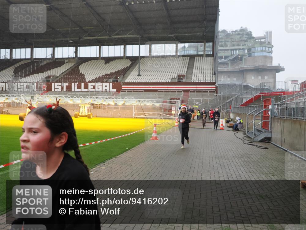 07.12.2025 - St. Pauli X-Mass-Run No. 15 Fabian Wolf http://msf.ph/oto/9416202 07.12.2025 11:08:10 Ziel 100, 629, 635, 653, 772, 774, 1123, 1129, 1226, 1230, 1249, 1342, 1355, 1520, 1525, 1559, 1560, 1596, 1809, 1810, 4798, 4815 meine-sportfotos.de