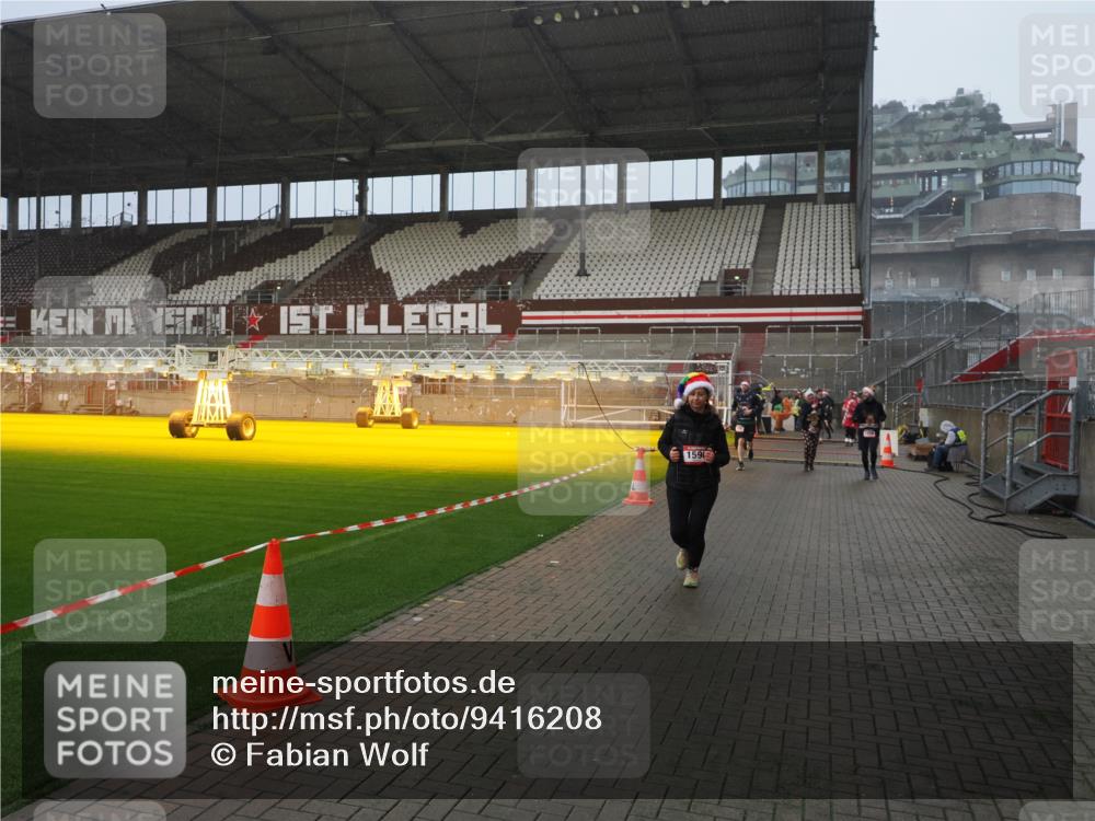 07.12.2025 - St. Pauli X-Mass-Run No. 15 Fabian Wolf http://msf.ph/oto/9416208 07.12.2025 11:08:11 Ziel 100, 629, 635, 653, 772, 1129, 1226, 1230, 1249, 1342, 1355, 1520, 1525, 1559, 1560, 1596, 1809, 1810, 4798, 4815 meine-sportfotos.de