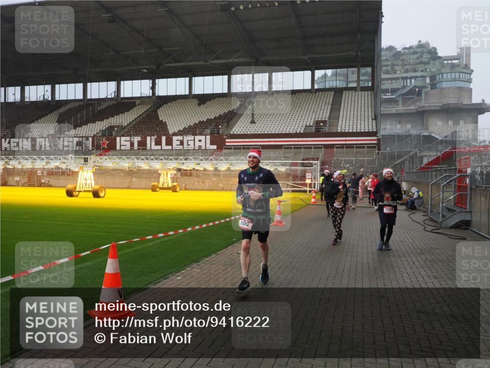 07.12.2025 - St. Pauli X-Mass-Run No. 15 Fabian Wolf http://msf.ph/oto/9416222 07.12.2025 11:08:16 Ziel 100, 396, 446, 629, 635, 758, 1078, 1170, 1226, 1249, 1559, 1560, 1596, 1706, 1809, 1810, 4798 meine-sportfotos.de