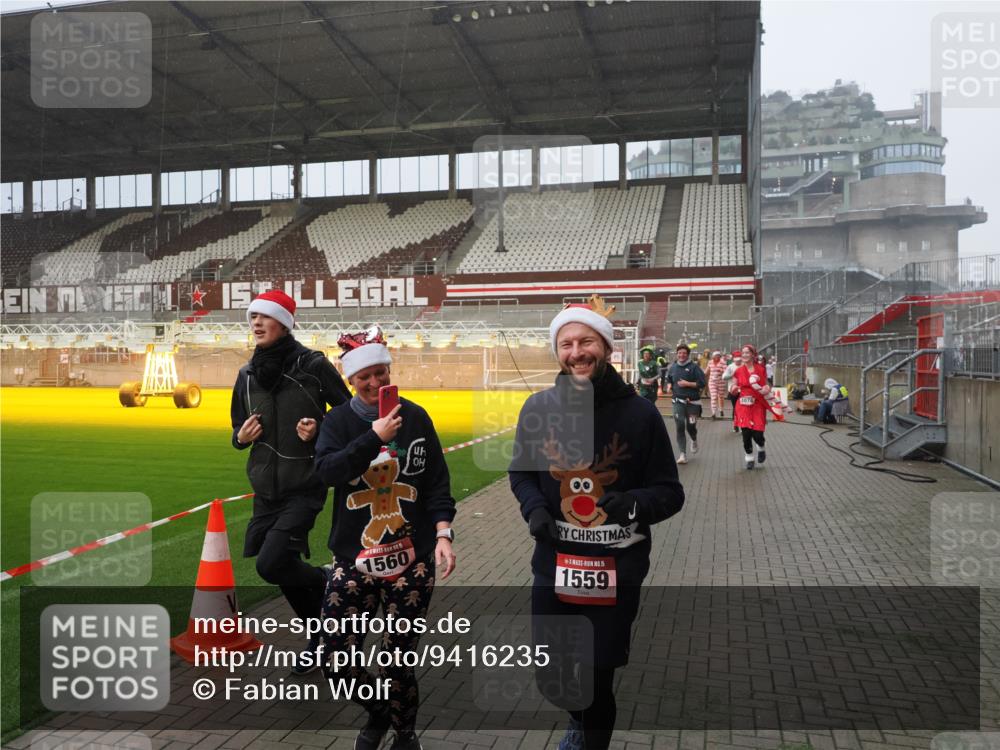 07.12.2025 - St. Pauli X-Mass-Run No. 15 Fabian Wolf http://msf.ph/oto/9416235 07.12.2025 11:08:19 Ziel 100, 396, 446, 629, 635, 758, 1078, 1170, 1559, 1560, 1596, 1706 meine-sportfotos.de