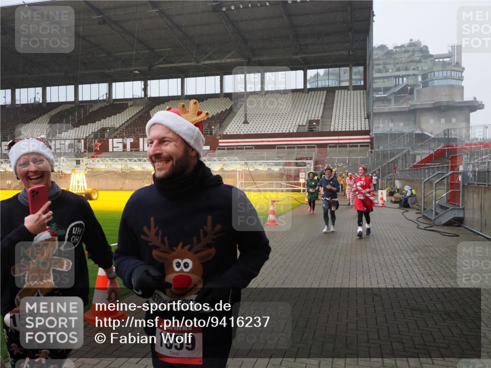 07.12.2025 - St. Pauli X-Mass-Run No. 15 Fabian Wolf http://msf.ph/oto/9416237 07.12.2025 11:08:19 Ziel 100, 396, 446, 629, 635, 758, 1078, 1170, 1559, 1560, 1596, 1706 meine-sportfotos.de