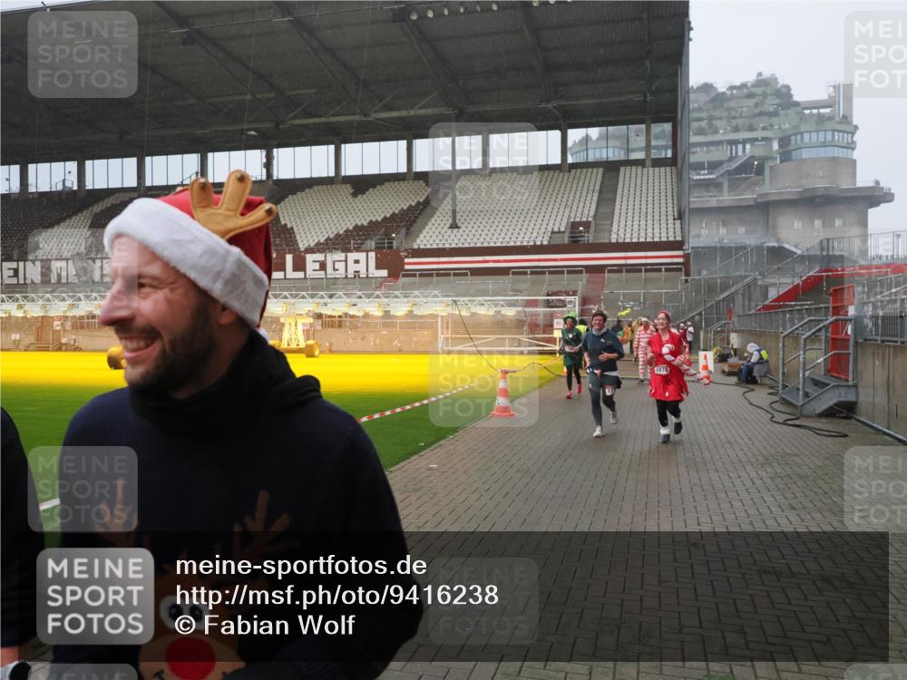 07.12.2025 - St. Pauli X-Mass-Run No. 15 Fabian Wolf http://msf.ph/oto/9416238 07.12.2025 11:08:19 Ziel 100, 396, 446, 629, 635, 758, 1078, 1170, 1559, 1560, 1596, 1706 meine-sportfotos.de
