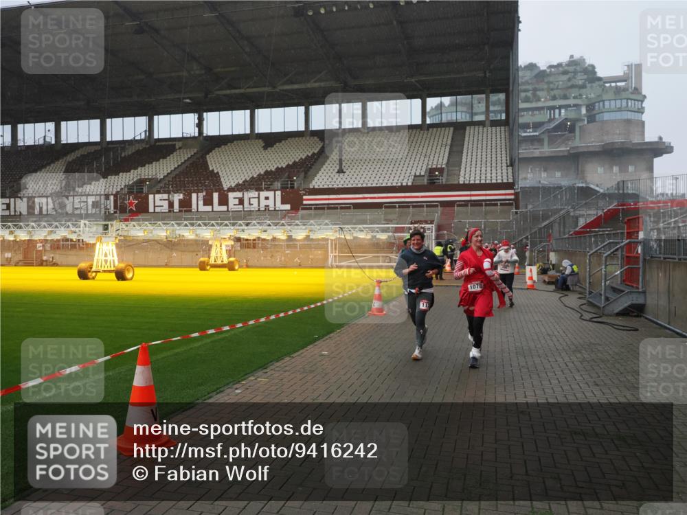 07.12.2025 - St. Pauli X-Mass-Run No. 15 Fabian Wolf http://msf.ph/oto/9416242 07.12.2025 11:08:21 Ziel 100, 152, 155, 166, 396, 446, 758, 784, 1078, 1170, 1559, 1560, 1596, 1706 meine-sportfotos.de