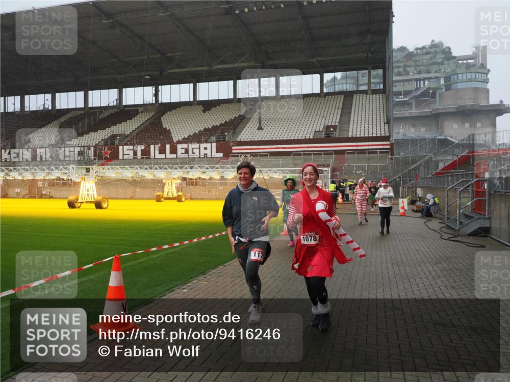 07.12.2025 - St. Pauli X-Mass-Run No. 15 Fabian Wolf http://msf.ph/oto/9416246 07.12.2025 11:08:22 Ziel 100, 152, 155, 166, 396, 446, 758, 784, 1078, 1170, 1184, 1559, 1560, 1596, 1706 meine-sportfotos.de