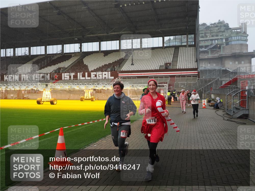 07.12.2025 - St. Pauli X-Mass-Run No. 15 Fabian Wolf http://msf.ph/oto/9416247 07.12.2025 11:08:22 Ziel 100, 152, 155, 166, 396, 446, 758, 784, 1078, 1170, 1184, 1559, 1560, 1596, 1706 meine-sportfotos.de