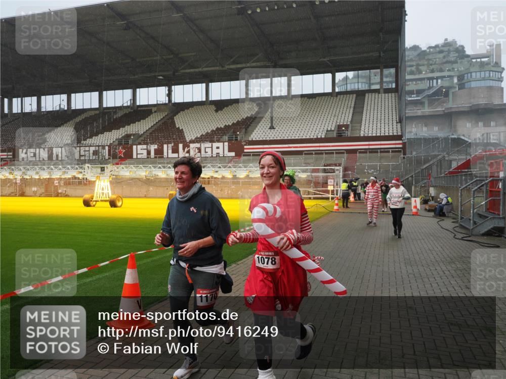 07.12.2025 - St. Pauli X-Mass-Run No. 15 Fabian Wolf http://msf.ph/oto/9416249 07.12.2025 11:08:22 Ziel 100, 152, 155, 166, 396, 446, 758, 784, 1078, 1170, 1184, 1559, 1560, 1596, 1706 meine-sportfotos.de