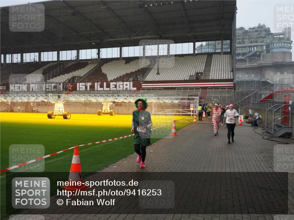 07.12.2025 - St. Pauli X-Mass-Run No. 15 Fabian Wolf http://msf.ph/oto/9416253 07.12.2025 11:08:24 Ziel 100, 152, 155, 166, 396, 446, 758, 784, 1078, 1170, 1184, 1424, 1491, 1559, 1560, 1625, 1706, 2259 meine-sportfotos.de
