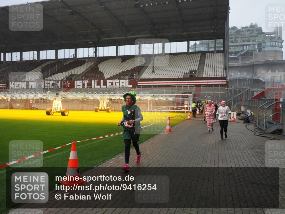 07.12.2025 - St. Pauli X-Mass-Run No. 15 Fabian Wolf http://msf.ph/oto/9416254 07.12.2025 11:08:24 Ziel 100, 152, 155, 166, 396, 446, 758, 784, 1078, 1170, 1184, 1424, 1491, 1559, 1560, 1625, 1706, 2259 meine-sportfotos.de