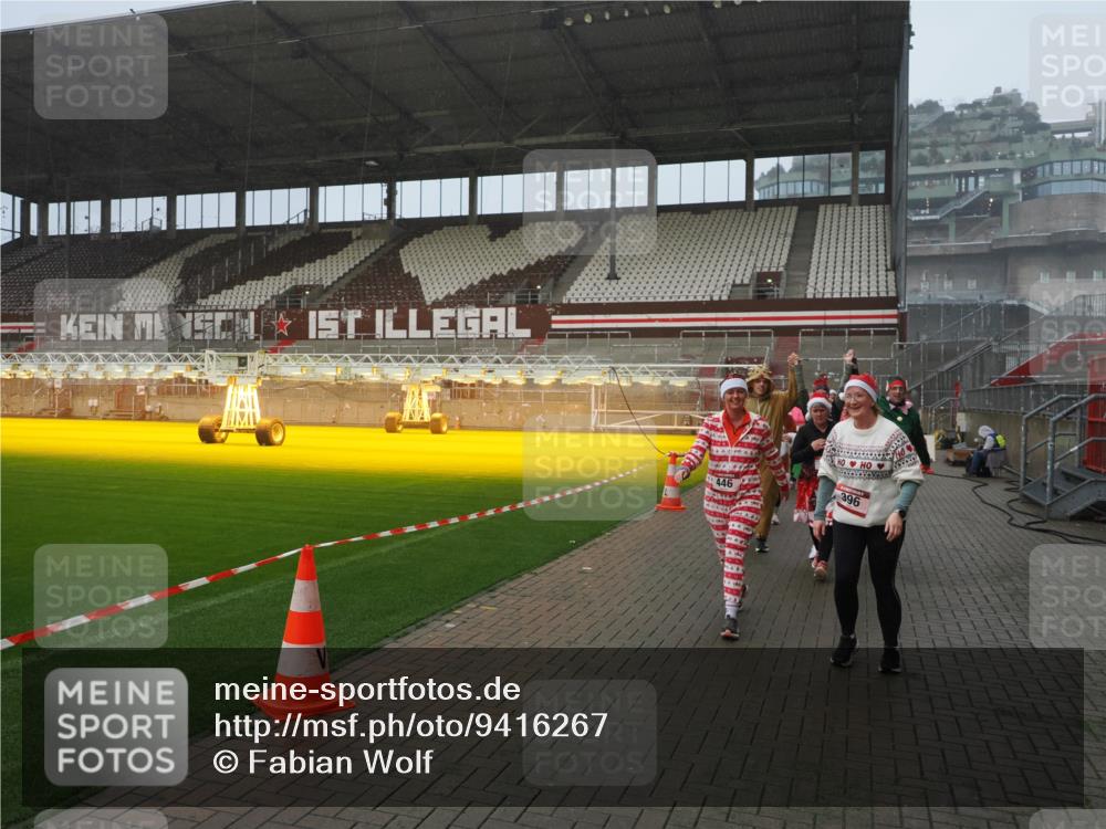07.12.2025 - St. Pauli X-Mass-Run No. 15 Fabian Wolf http://msf.ph/oto/9416267 07.12.2025 11:08:28 Ziel 100, 152, 155, 166, 396, 446, 758, 784, 1078, 1170, 1184, 1424, 1491, 1560, 1625, 1706, 2259, 2893, 4584, 4819, 4830 meine-sportfotos.de