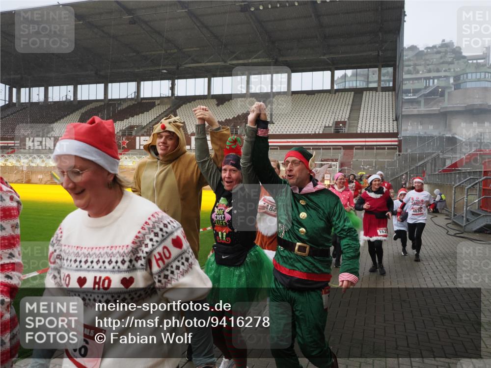 07.12.2025 - St. Pauli X-Mass-Run No. 15 Fabian Wolf http://msf.ph/oto/9416278 07.12.2025 11:08:32 Ziel 152, 155, 166, 396, 446, 758, 784, 1078, 1170, 1184, 1424, 1491, 1625, 1706, 2259, 2893, 4584, 4819, 4830 meine-sportfotos.de