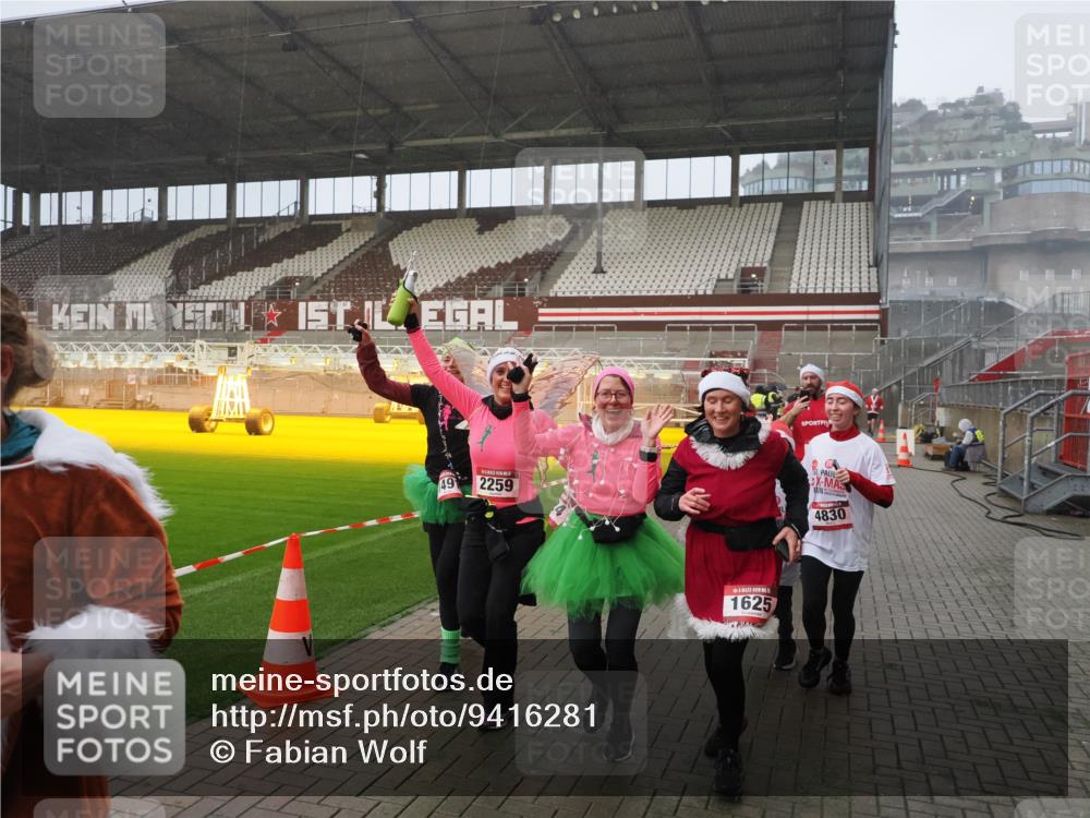 07.12.2025 - St. Pauli X-Mass-Run No. 15 Fabian Wolf http://msf.ph/oto/9416281 07.12.2025 11:08:33 Ziel 152, 155, 166, 396, 446, 758, 784, 1078, 1170, 1184, 1424, 1491, 1625, 1706, 2259, 2893, 4584, 4819, 4830 meine-sportfotos.de