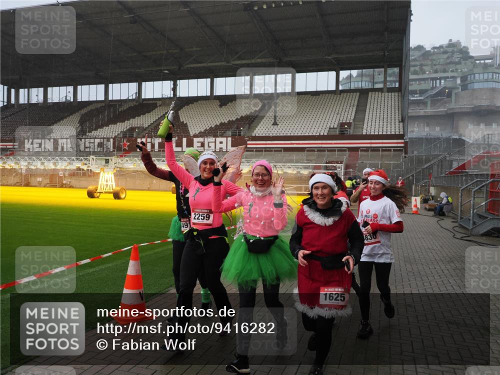 07.12.2025 - St. Pauli X-Mass-Run No. 15 Fabian Wolf http://msf.ph/oto/9416282 07.12.2025 11:08:33 Ziel 152, 155, 166, 396, 446, 758, 784, 1078, 1170, 1184, 1424, 1491, 1625, 1706, 2259, 2893, 4584, 4819, 4830 meine-sportfotos.de