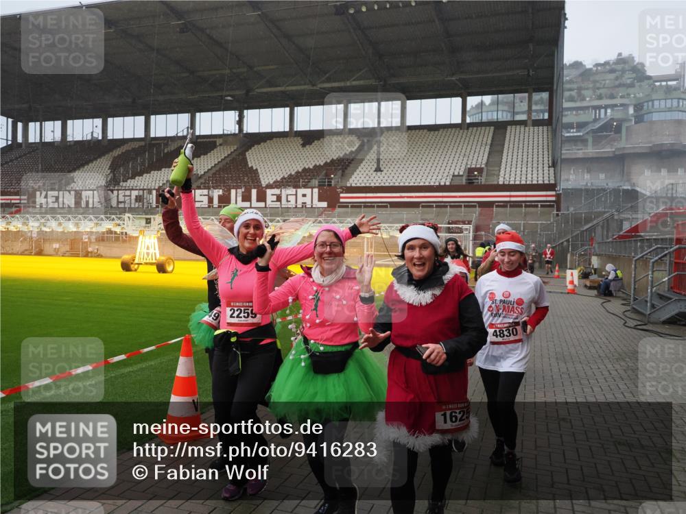 07.12.2025 - St. Pauli X-Mass-Run No. 15 Fabian Wolf http://msf.ph/oto/9416283 07.12.2025 11:08:34 Ziel 152, 155, 166, 396, 446, 758, 784, 1184, 1424, 1491, 1625, 1706, 2259, 2893, 4584, 4819, 4830 meine-sportfotos.de