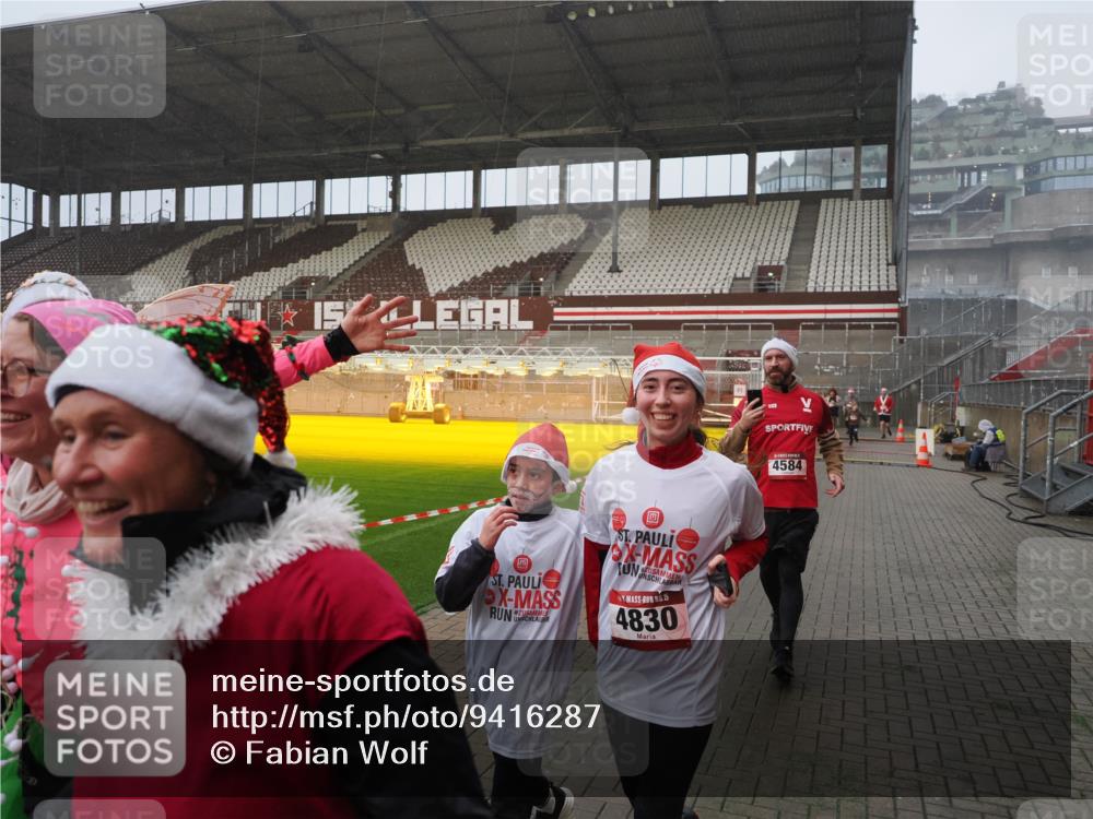 07.12.2025 - St. Pauli X-Mass-Run No. 15 Fabian Wolf http://msf.ph/oto/9416287 07.12.2025 11:08:34 Ziel 152, 155, 166, 396, 446, 758, 784, 1184, 1424, 1491, 1625, 1706, 2259, 2893, 4584, 4819, 4830 meine-sportfotos.de