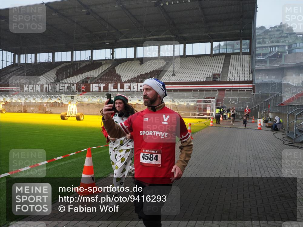07.12.2025 - St. Pauli X-Mass-Run No. 15 Fabian Wolf http://msf.ph/oto/9416293 07.12.2025 11:08:36 Ziel 152, 155, 166, 446, 784, 1184, 1412, xxxx, 1424, 1491, 1625, 2259, 2893, 4584, 4819, 4830 meine-sportfotos.de