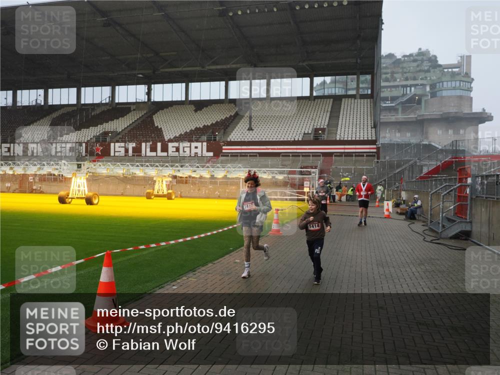 07.12.2025 - St. Pauli X-Mass-Run No. 15 Fabian Wolf http://msf.ph/oto/9416295 07.12.2025 11:08:42 Ziel 1184, 1412, xxxx, 1424, 1464, 1491, 1625, 2259, 2893, 4471, 4584, 4819, 4830 meine-sportfotos.de