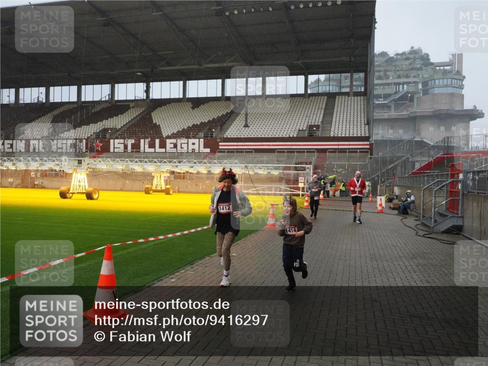 07.12.2025 - St. Pauli X-Mass-Run No. 15 Fabian Wolf http://msf.ph/oto/9416297 07.12.2025 11:08:42 Ziel 1184, 1412, xxxx, 1424, 1464, 1491, 1625, 2259, 2893, 4471, 4584, 4819, 4830 meine-sportfotos.de