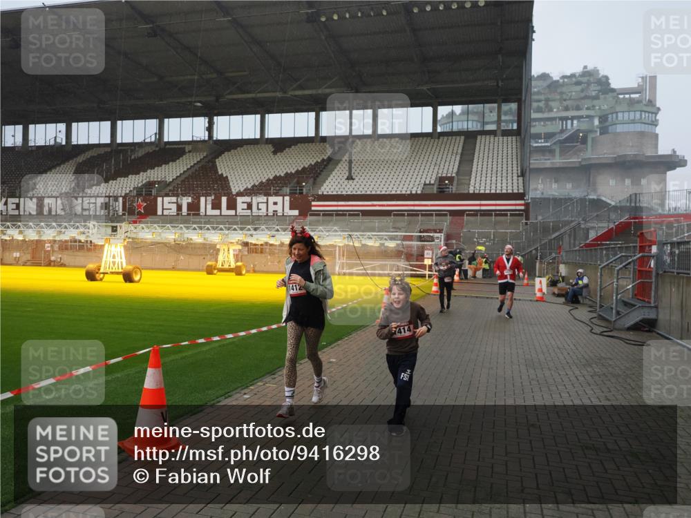 07.12.2025 - St. Pauli X-Mass-Run No. 15 Fabian Wolf http://msf.ph/oto/9416298 07.12.2025 11:08:42 Ziel 1184, 1412, xxxx, 1424, 1464, 1491, 1625, 2259, 2893, 4471, 4584, 4819, 4830 meine-sportfotos.de
